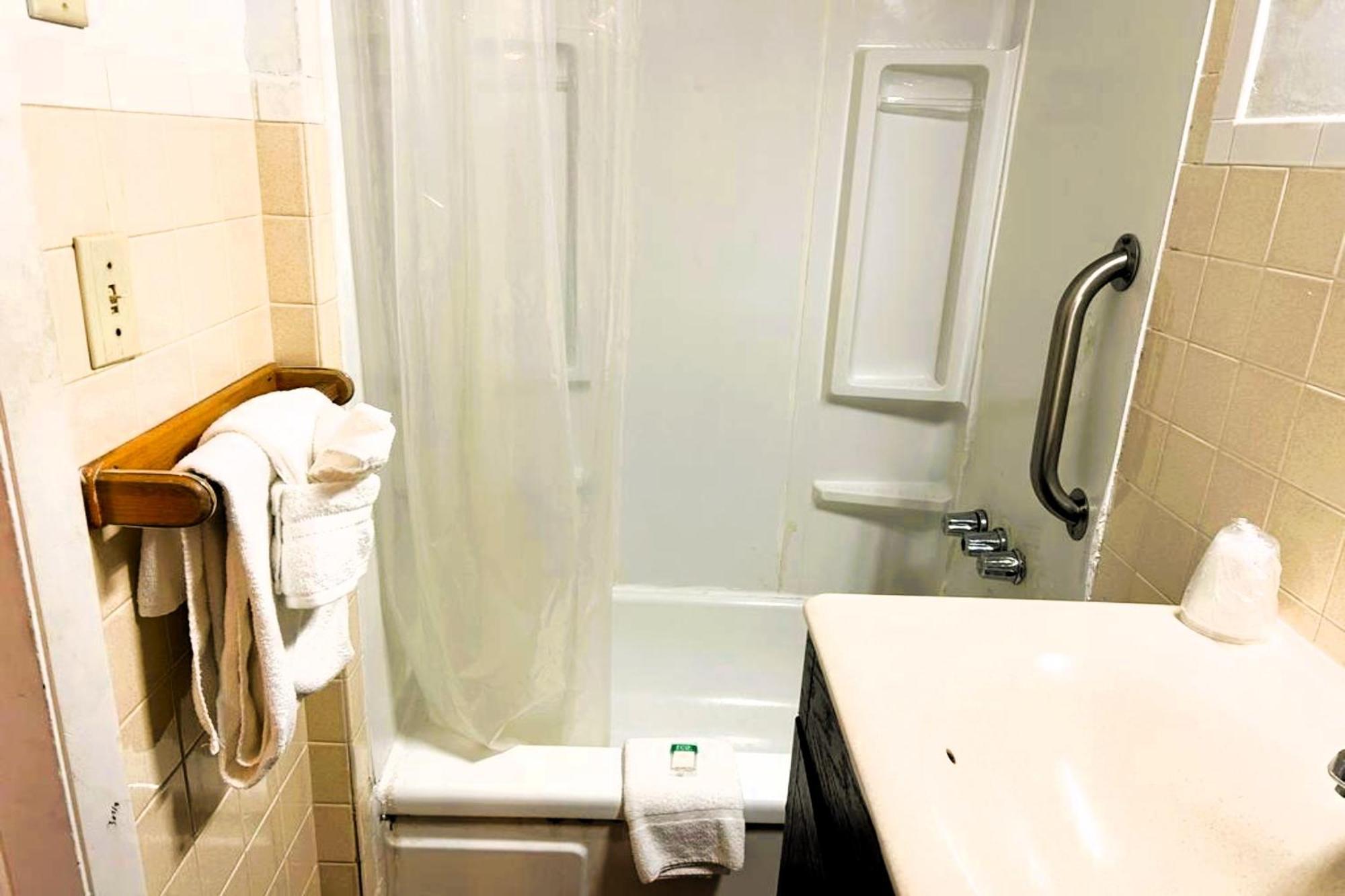 Buena Vista Inn Motel Delhi Εξωτερικό φωτογραφία