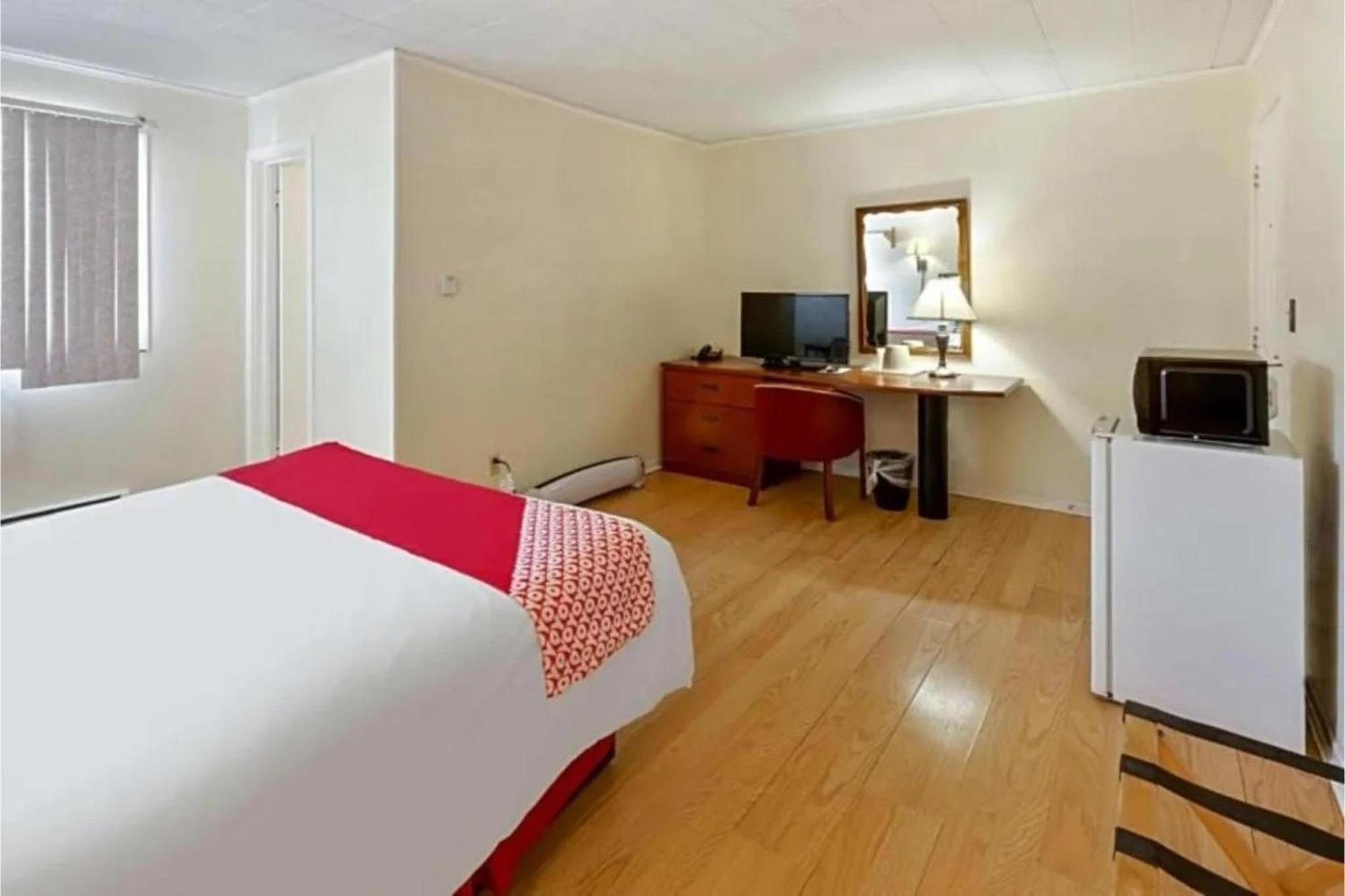 Buena Vista Inn Motel Delhi Εξωτερικό φωτογραφία