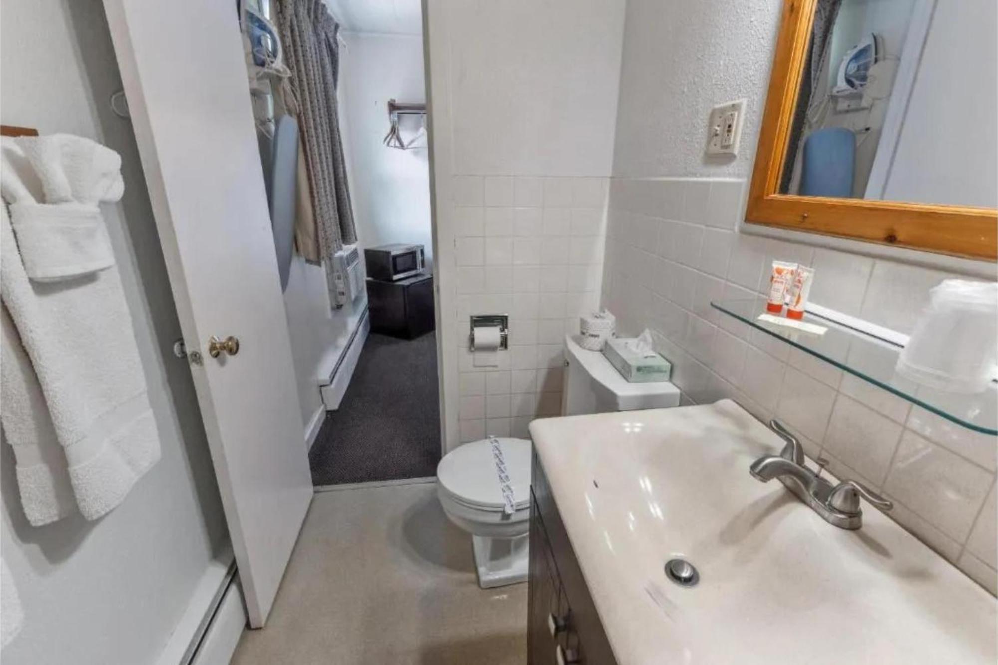 Buena Vista Inn Motel Delhi Εξωτερικό φωτογραφία