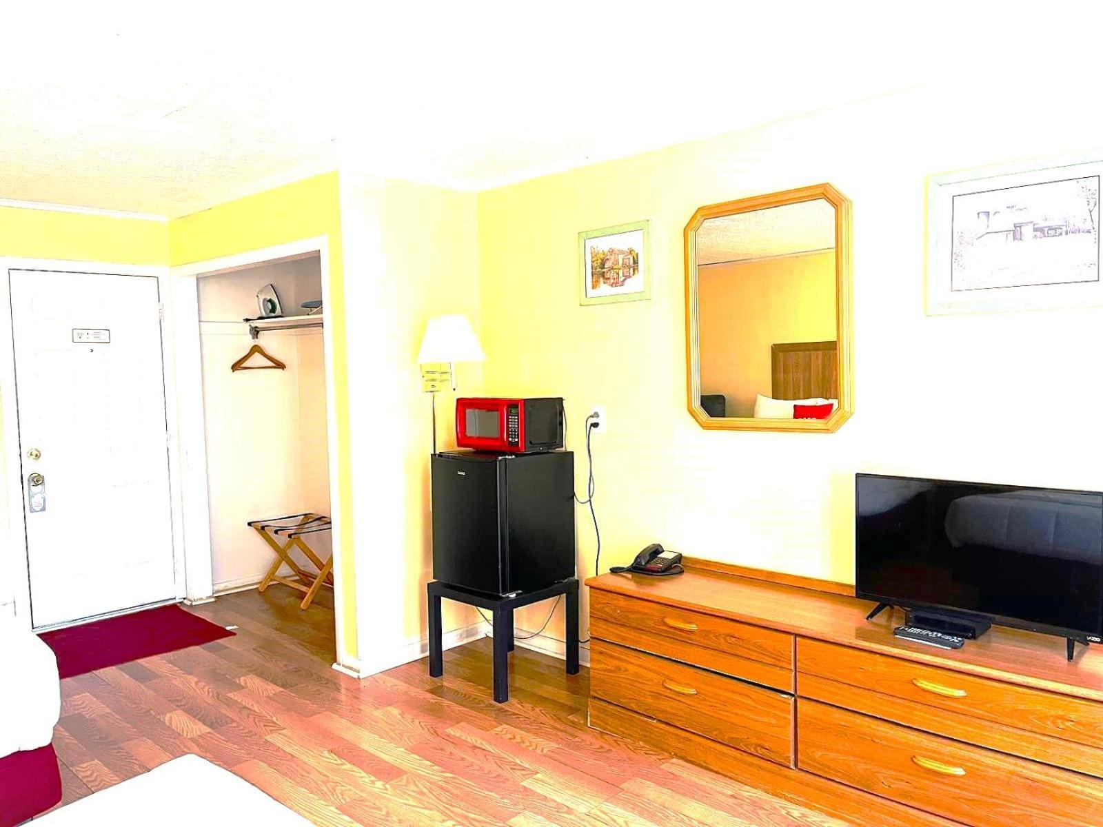 Buena Vista Inn Motel Delhi Εξωτερικό φωτογραφία