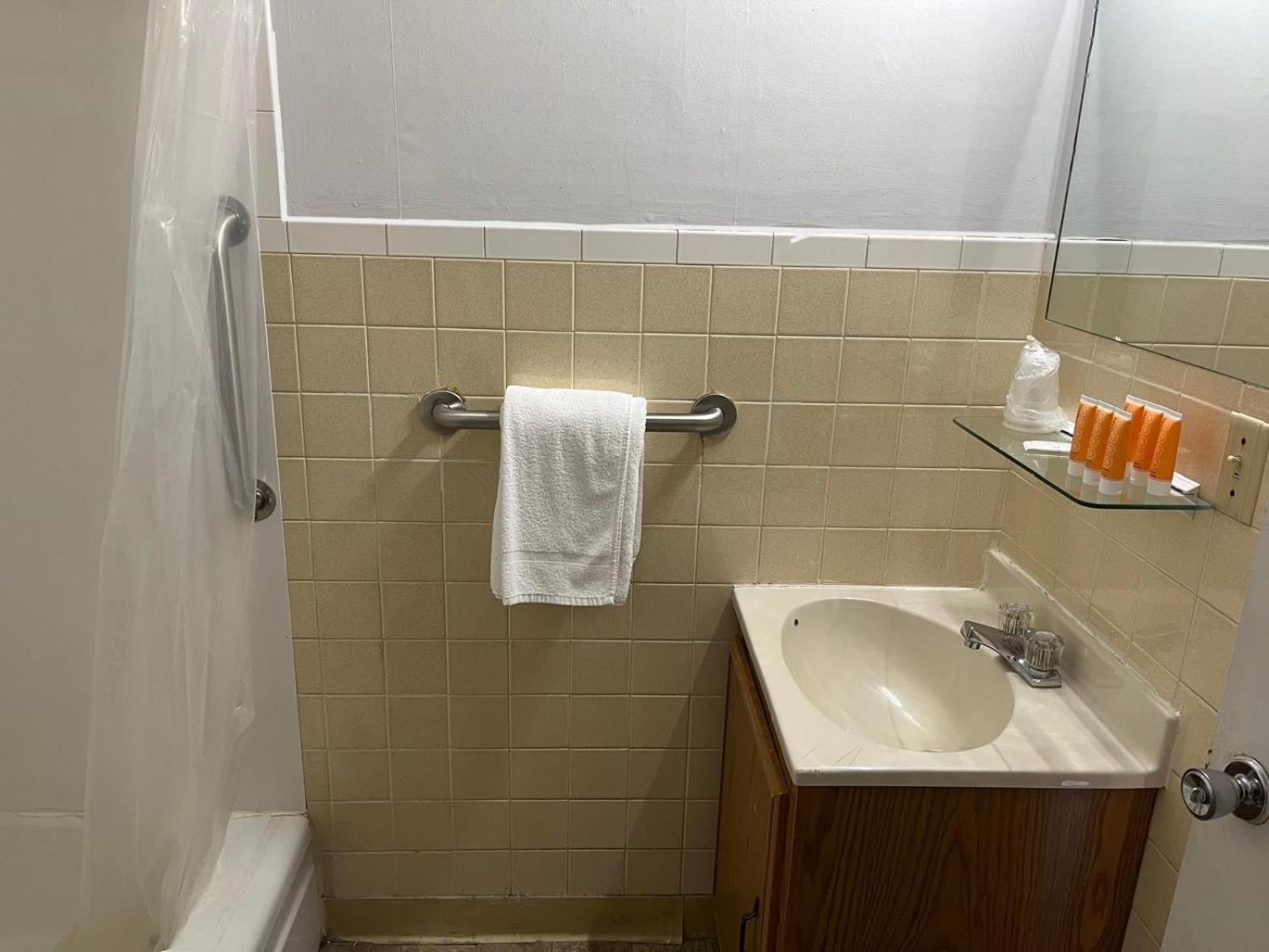 Buena Vista Inn Motel Delhi Εξωτερικό φωτογραφία